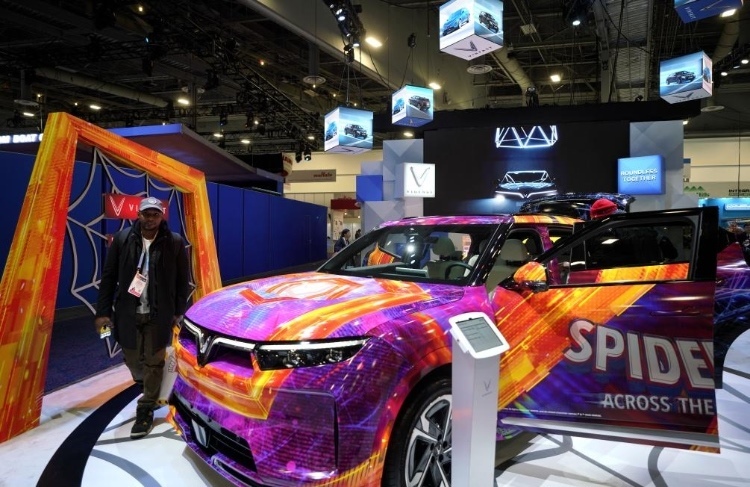 1月11日，人們在美國拉斯維加斯消費電子展越南電動汽車制造商VinFast展臺參觀。新華社記者吳曉凌攝