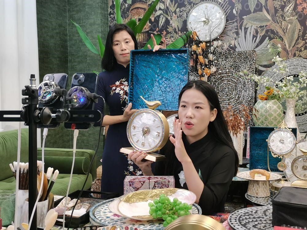 △在廣西防城港東興市一個(gè)電商直播間里，主播在進(jìn)行活動(dòng)推介。