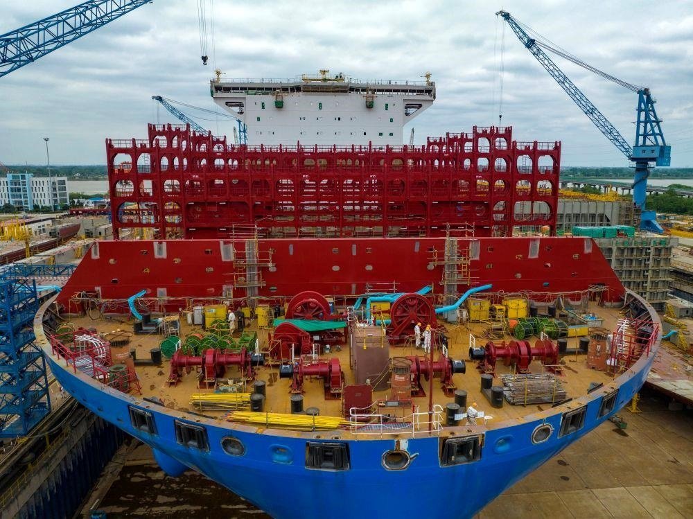 △2023年5月7日，江蘇揚(yáng)州中遠(yuǎn)海運(yùn)重工有限公司工人在作業(yè)。