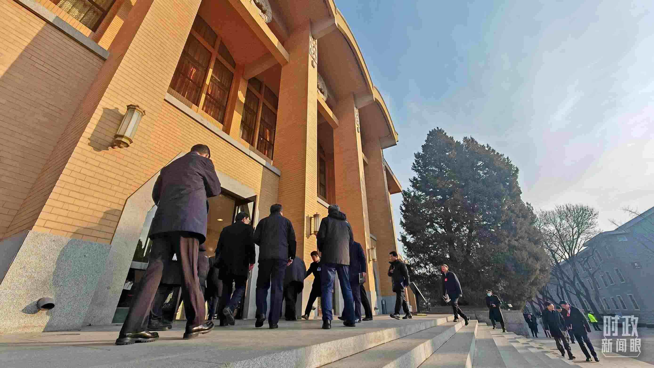 △省部級主要領(lǐng)導(dǎo)干部推動金融高質(zhì)量發(fā)展專題研討班的學(xué)員們正在進入會場。（總臺央視記者王策拍攝）