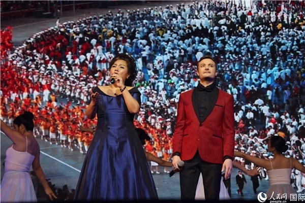 圖為中法藝術(shù)家聯(lián)袂演唱《我和你》。人民網(wǎng)記者 尚凱元攝