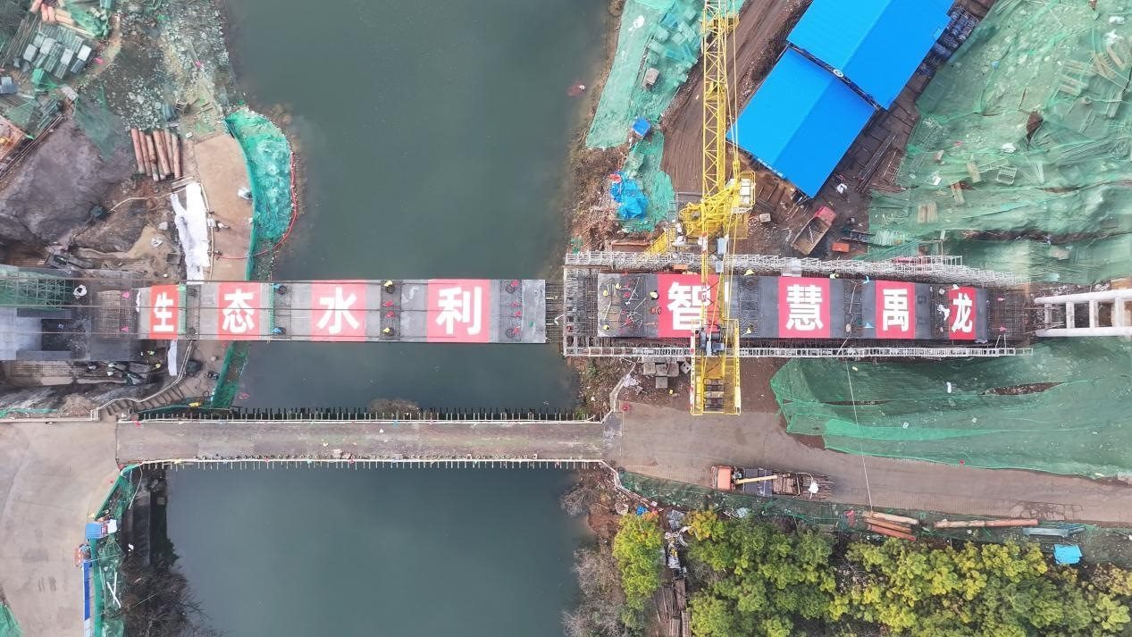 漳河灌區(qū)響水洞渡槽轉(zhuǎn)體合龍。受訪者供圖