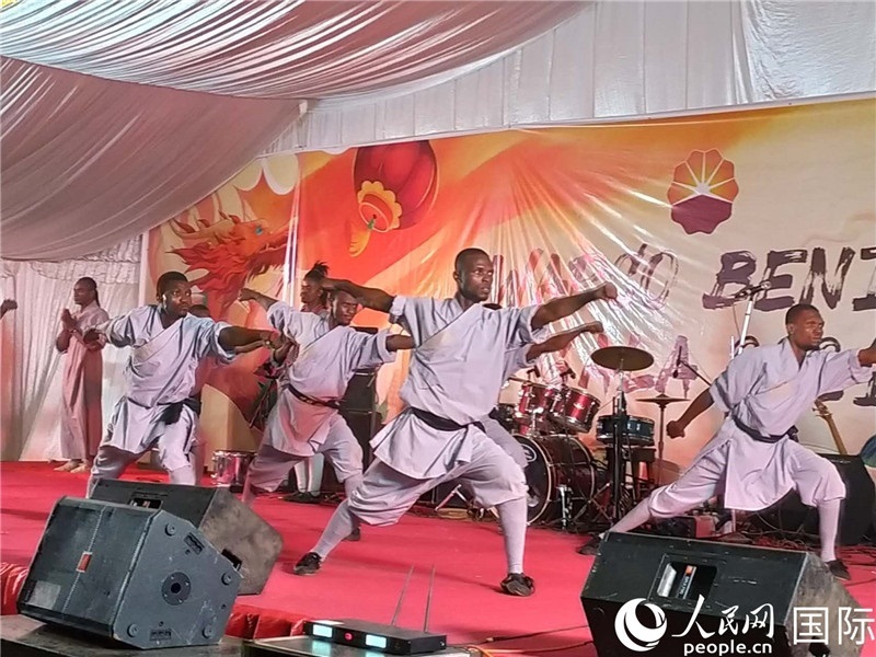 貝寧中國文化中心武術(shù)隊在進(jìn)行表演。人民網(wǎng)記者 黃培昭攝