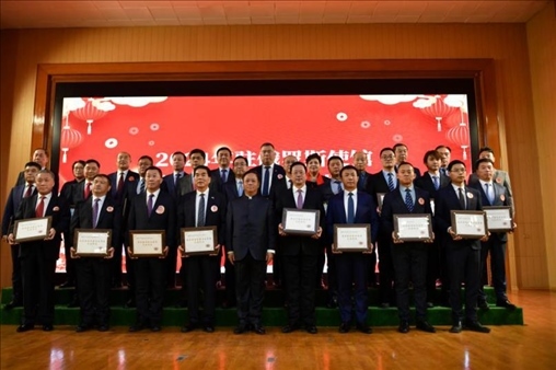 張漢暉為獲獎單位和個人頒發(fā)獎狀。駐俄羅斯使館供圖