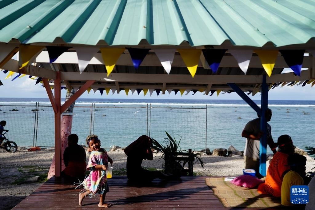 1月20日，當?shù)厝嗽阼斠惶幒┬蓍e娛樂。新華社記者 王申 攝