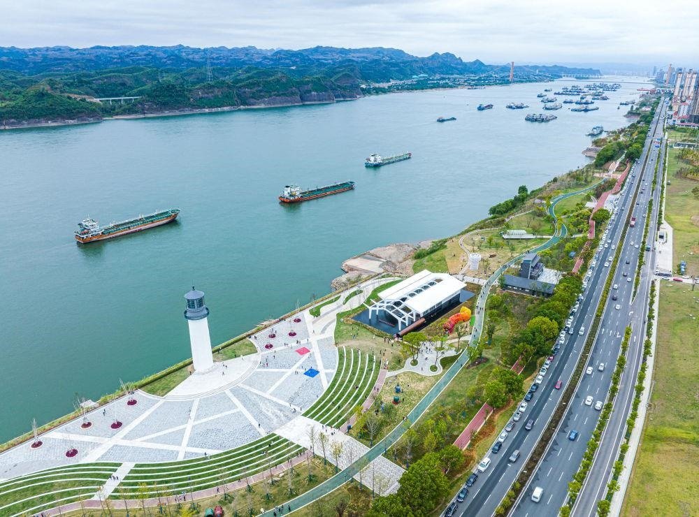 △湖北宜昌市濱江公園燈塔廣場。該廣場是在實施岸線復綠等綜合措施后，由老舊碼頭改造而成。