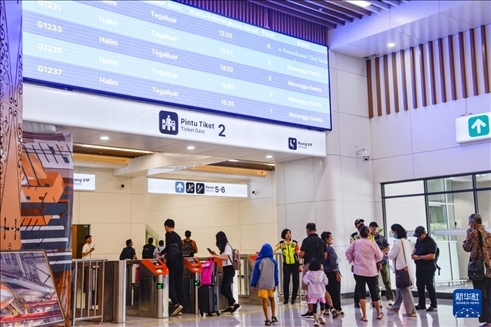 1月24日，在印度尼西亞雅加達哈利姆站候車大廳，乘客刷票前往站臺。新華社記者 徐欽 攝