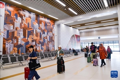 1月24日，在印度尼西亞雅加達哈利姆站，乘客在候車大廳內(nèi)行走。新華社記者 徐欽 攝