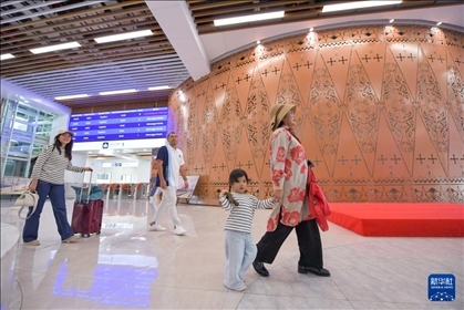 1月24日，在印度尼西亞雅加達哈利姆站，乘客在候車大廳內(nèi)行走。新華社記者 徐欽 攝