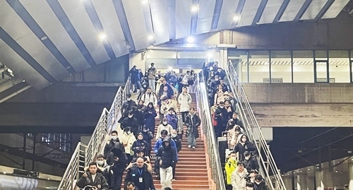 2024年鐵路春運(yùn)今日啟動(dòng)，旅客進(jìn)入站臺(tái)準(zhǔn)備乘車。人民網(wǎng)記者 喬雪峰攝