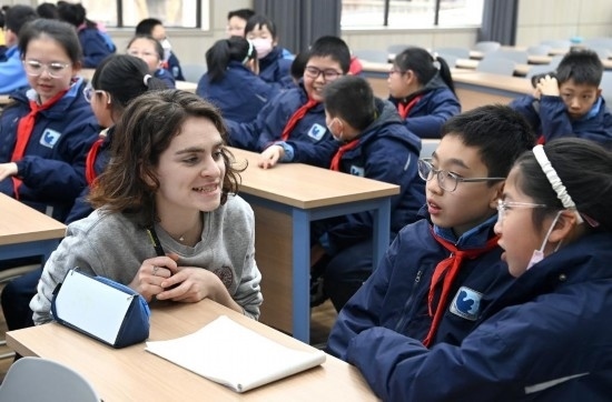  2023年12月18日，在西安新城區(qū)后宰門小學(xué)進(jìn)行的中法校園文化周法語語言沙龍上，西安法語聯(lián)盟的老師與學(xué)生進(jìn)行互動。新華社記者 劉瀟 攝