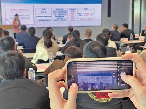 1月2日，“百團(tuán)千企出海拓市場增訂單”行動(dòng)啟動(dòng)。蔣文廣 攝