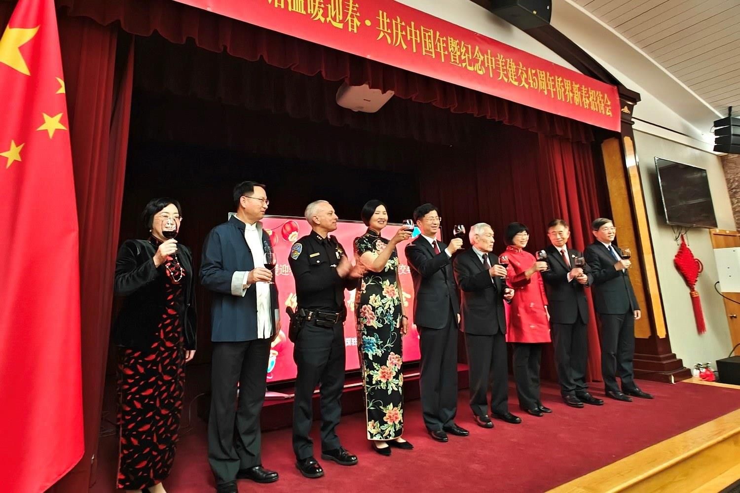 僑胞代表與駐舊金山總領(lǐng)館官員合影。主辦方供圖