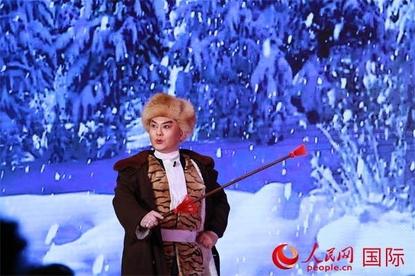 現(xiàn)代京劇《智取威虎山》選段《打虎上山》。人民網(wǎng) 許可攝