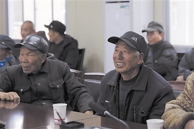  圖③：農(nóng)民工臉上洋溢著笑容。