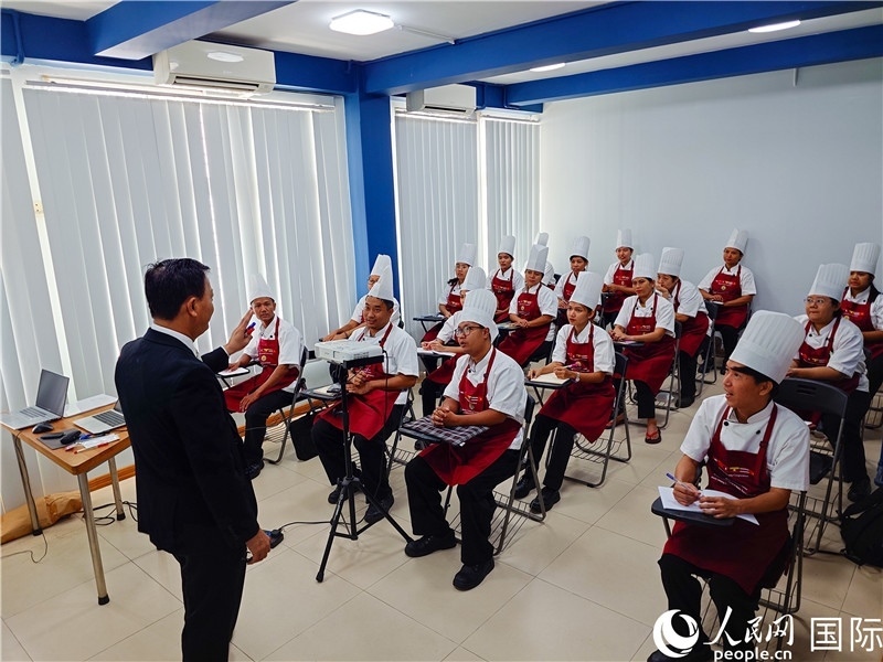 教師向?qū)W員授課。人民網(wǎng)記者 謝佳君攝