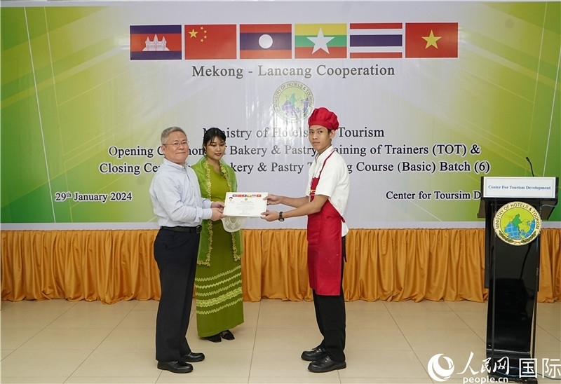 潘峰參贊向?qū)W員頒發(fā)證書。人民網(wǎng)記者 謝佳君攝