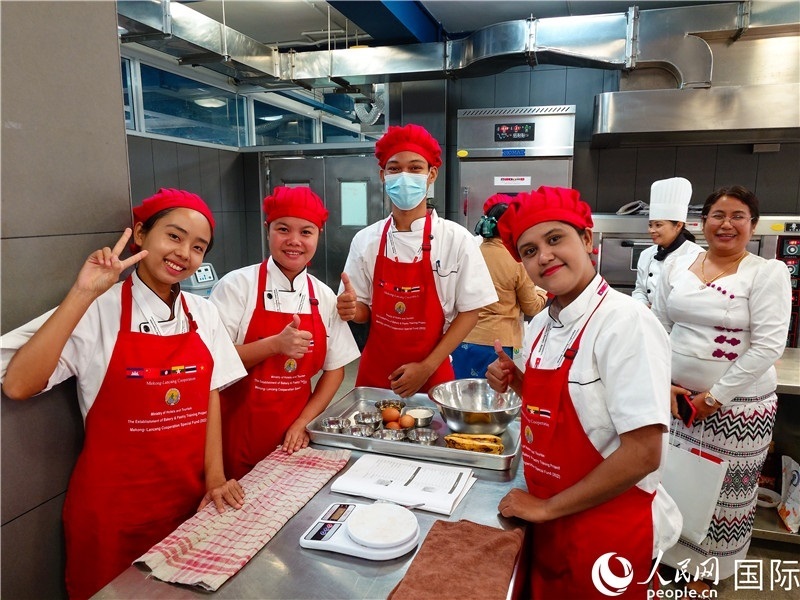 學(xué)員進(jìn)行實(shí)操練習(xí)。人民網(wǎng)記者 謝佳君攝