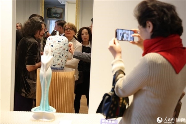 嘉賓和公眾參觀“絲路瓷行”——中國景德鎮(zhèn)陶瓷文化特展。人民網(wǎng)記者 尚凱元攝