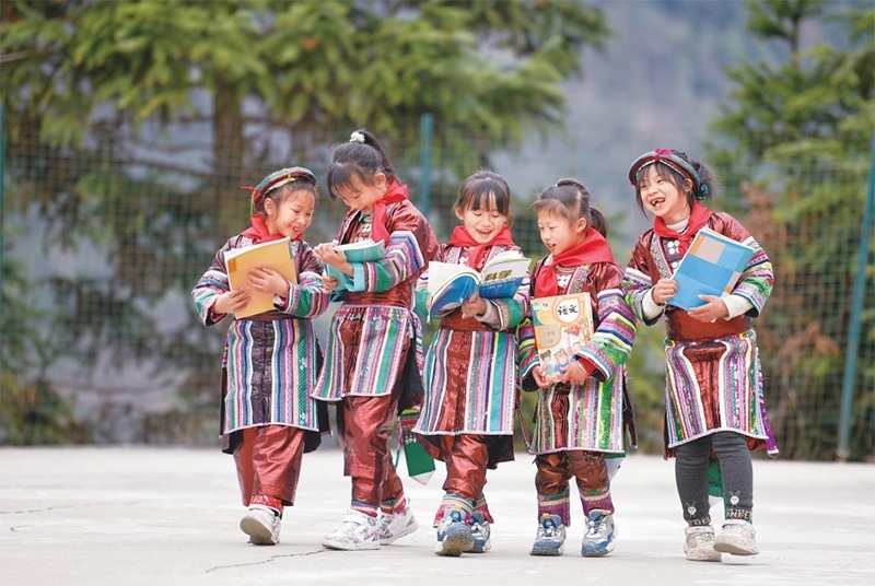 位于貴州省黔東南苗族侗族自治州從江縣大山深處的西山鎮(zhèn)中寨教學(xué)點，是一所全校均為瑤族學(xué)生的“微小學(xué)”。近年來，隨著教學(xué)條件逐漸改善，學(xué)校發(fā)生了翻天覆地的變化。圖為2023年2月16日，領(lǐng)到新書的瑤族學(xué)生在一起交流。 新華社記者 楊文斌/攝