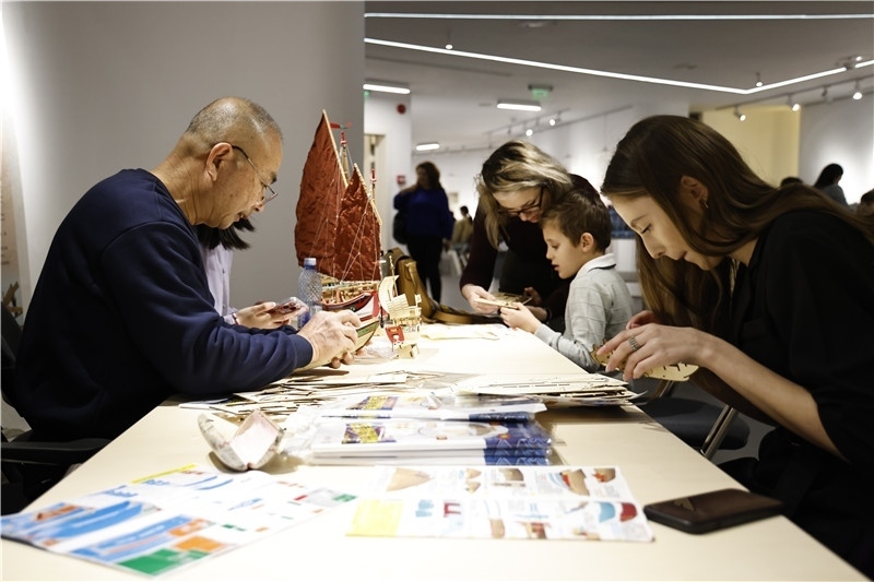 中國泉州非遺大師現(xiàn)場指導制作水密隔艙福船制造技藝。 布加勒斯特中國文化中心供圖