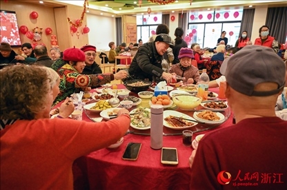 老人們享用公益年夜飯。人民網(wǎng)記者 葉賓得攝