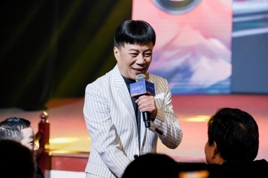 “何以中國·向海泉州”網(wǎng)絡主題活動現(xiàn)場，陳百潭演出時與觀眾互動。泉州廣播電視臺供圖