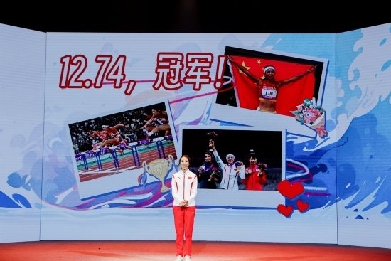 “何以中國·向海泉州”網(wǎng)絡主題活動現(xiàn)場，林雨薇講述奪冠經(jīng)歷。泉州廣播電視臺供圖