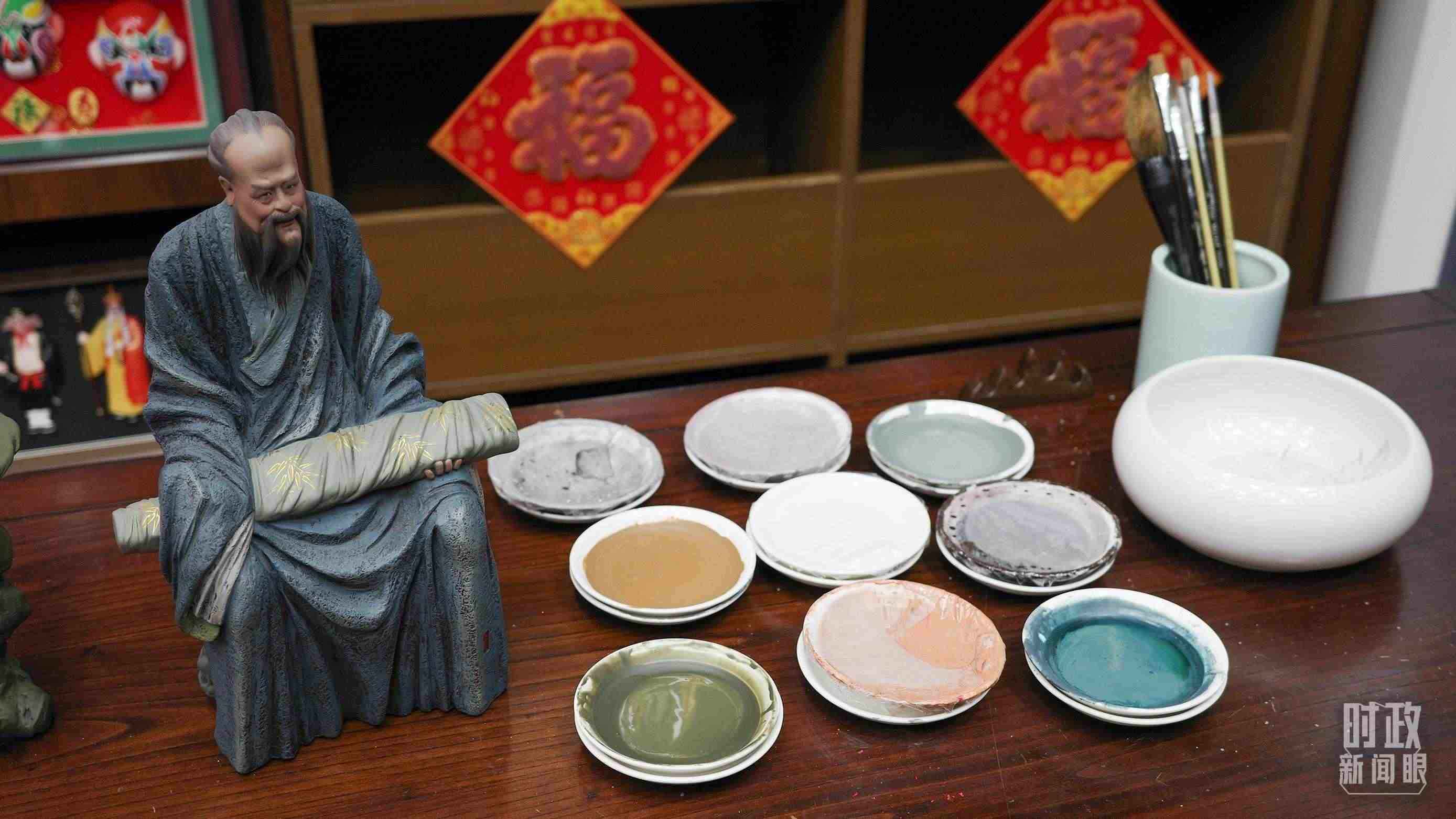 △天津古文化街，泥人張店鋪的上色顏料展示。（總臺(tái)央視記者覃思拍攝）