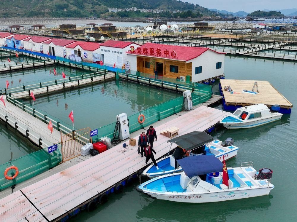 △2023年11月14日，福建寧德市霞浦縣溪南鎮(zhèn)七星海上社區(qū)的工作人員，前往轄區(qū)漁排進(jìn)行民情走訪。
