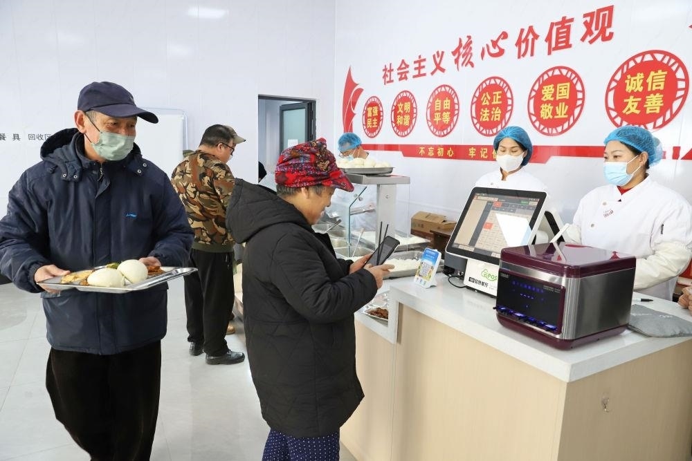 △2024年2月1日，市民在河北涿州市雙塔街道永濟(jì)秀園小區(qū)便民食堂內(nèi)購(gòu)買午餐。