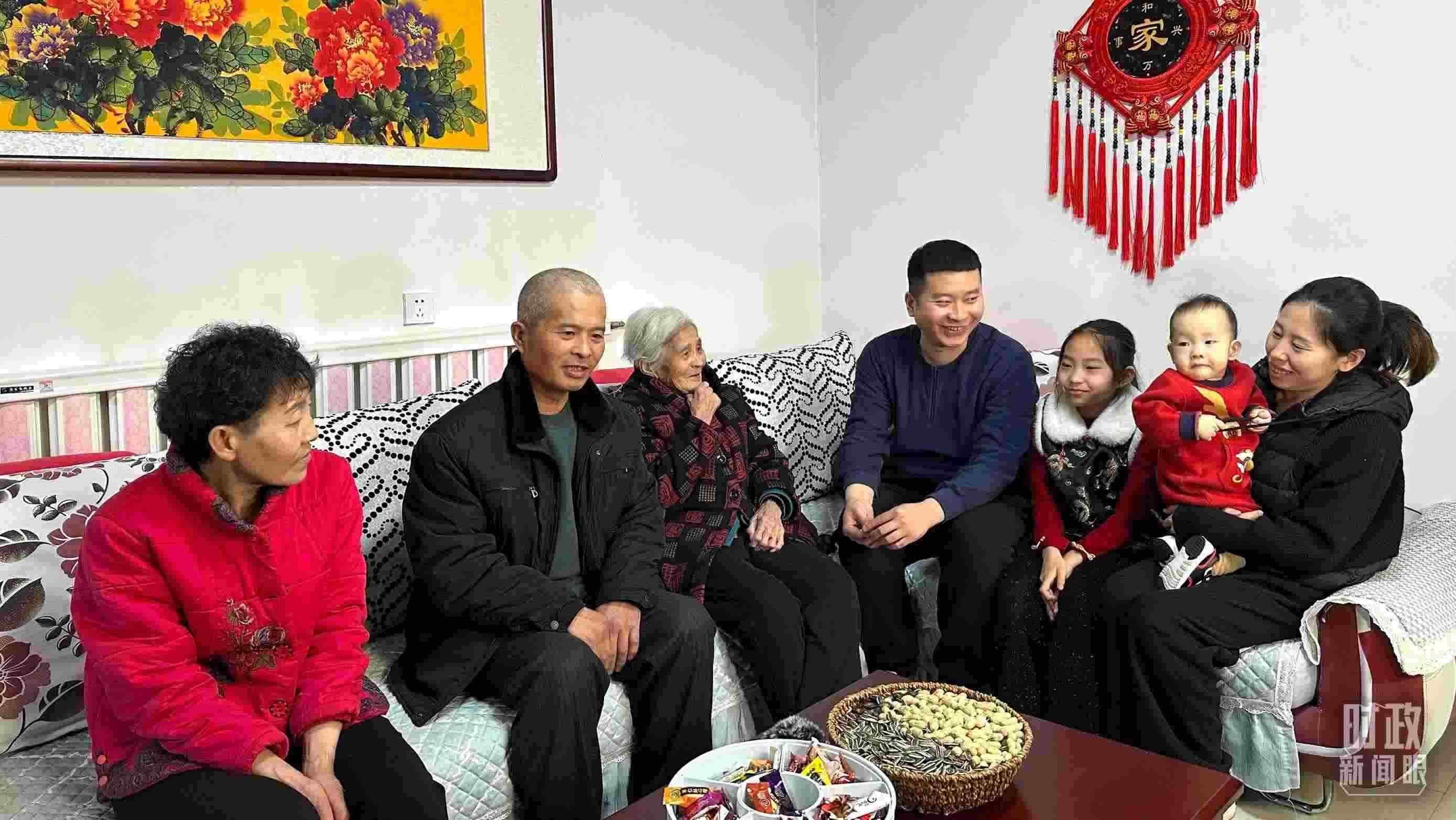 △第六埠村村民杜洪剛一家。（總臺(tái)央視記者趙化拍攝）