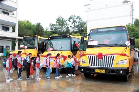 △2023年9月28日，湖北竹山縣校園直通車全域開通后，學(xué)生在有序排隊(duì)乘車。第二批主題教育開展后，竹山縣將實(shí)施農(nóng)村道路暢通工程作為為民辦實(shí)事的重要內(nèi)容。
