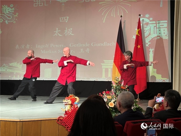 太極，表演者：Ingolf Peters、Gerlinde Gundlach、Markus Stüber