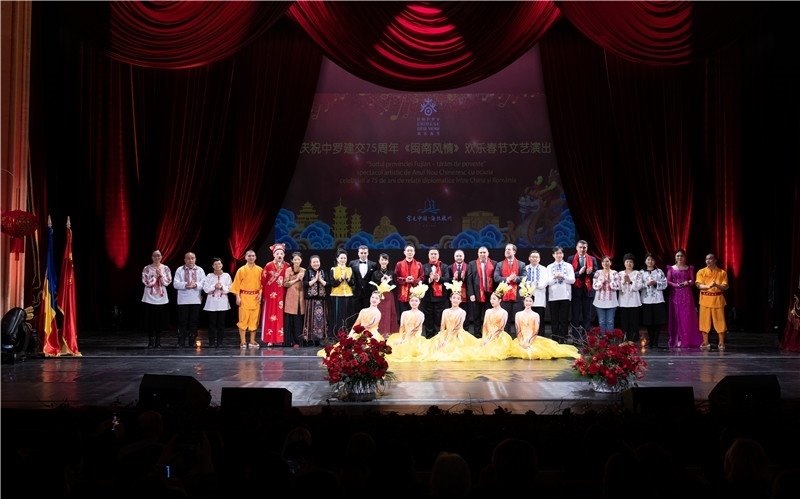 圖為韓大使、羅政府高官與泉州藝術團演員合影。中國駐羅大使館文化處供圖。