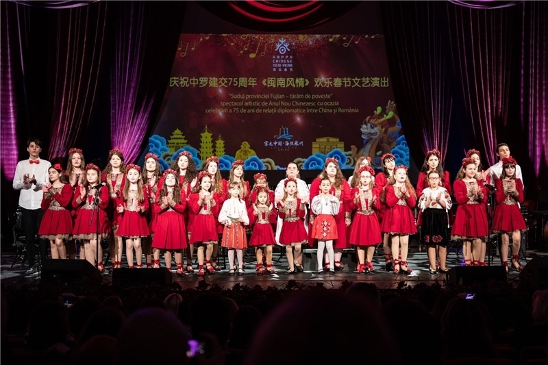 圖為羅小快板兒童合唱團在演唱中文歌曲。 中國駐羅大使館文化處供圖。