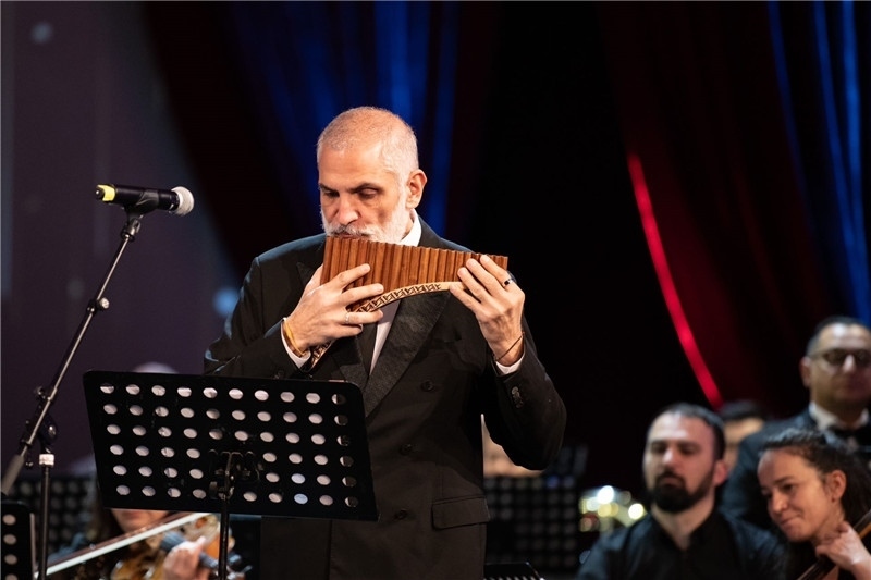 圖為著名排簫大師達米安·德拉吉奇在領銜演奏中國經(jīng)典曲目。 中國駐羅大使館文化處供圖。