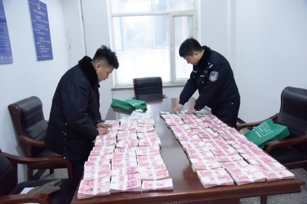 民警清點(diǎn)涉案資金。磐石市公安局供圖