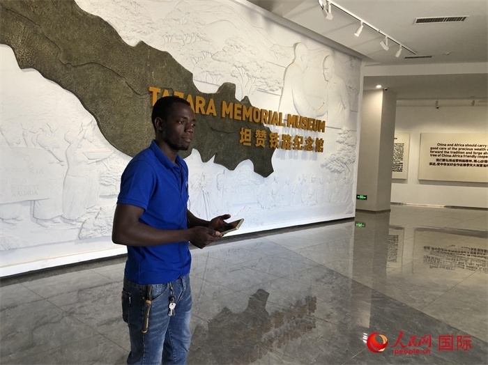 當?shù)毓ぷ魅藛T向記者講解。人民網(wǎng)記者 黃培昭攝