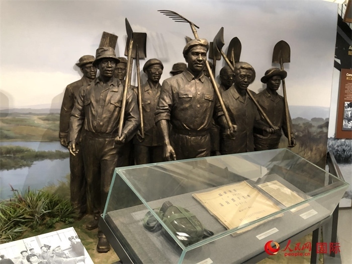 紀念園中展覽的筑路場景 。人民網(wǎng)記者 黃培昭攝