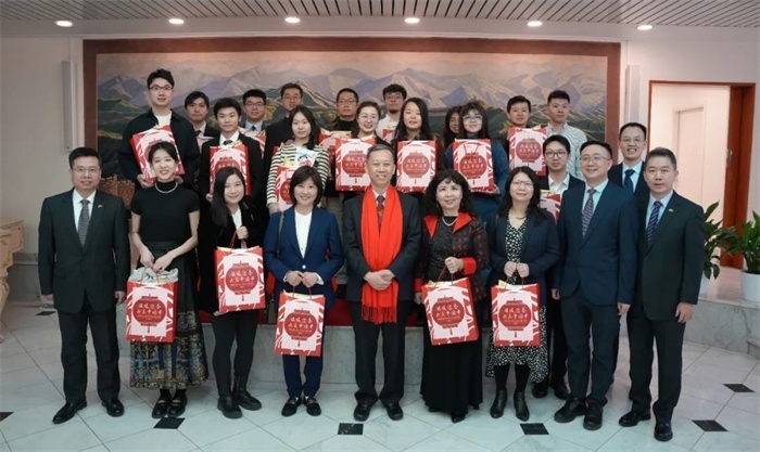 中國駐瑞典大使館崔愛民與留學(xué)生代表和華校負責(zé)人合影。 中國駐瑞典大使館供圖