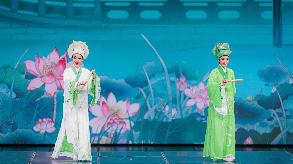 青年越劇演員陳麗君、李云霄彩排現(xiàn)場。主辦方供圖