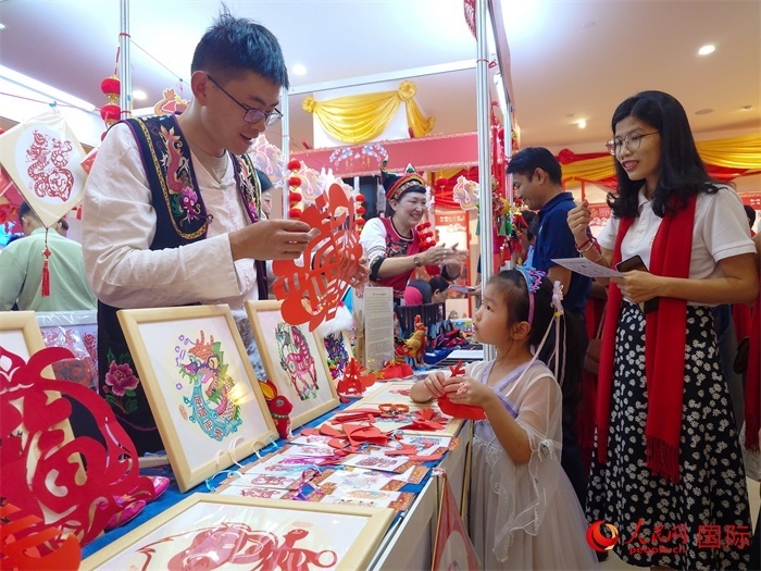 活動現(xiàn)場的剪紙展示。人民網(wǎng)記者 謝佳君攝