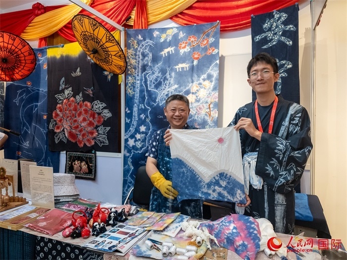 活動現(xiàn)場的扎染展示。人民網(wǎng)記者 謝佳君攝