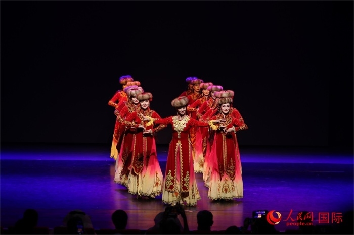 2日在阿聯(lián)酋迪拜舉行的大型音舞詩(shī)畫《新疆是個(gè)好地方》文藝演出。人民網(wǎng)記者任皓宇攝