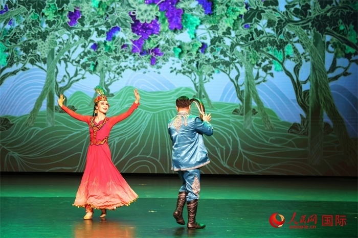 2日在阿聯(lián)酋迪拜舉行的大型音舞詩(shī)畫《新疆是個(gè)好地方》文藝演出。人民網(wǎng)記者 任皓宇攝