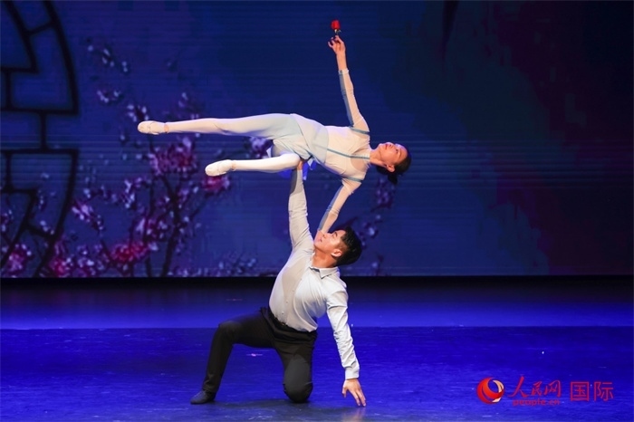 2日在阿聯(lián)酋迪拜舉行的大型音舞詩(shī)畫《新疆是個(gè)好地方》文藝演出。人民網(wǎng)記者 任皓宇攝