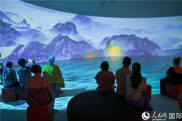 巴西民眾在活動(dòng)現(xiàn)場(chǎng)觀賞“走進(jìn)中國(guó)：沉浸式體驗(yàn)展”。人民網(wǎng)記者 陳海琪攝