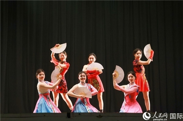 燈光秀匯演現(xiàn)場(chǎng)節(jié)目精彩紛呈。人民網(wǎng)記者 陳海琪攝