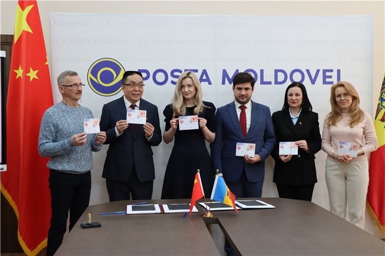 摩爾多瓦首發(fā)龍年生肖郵票。中國(guó)駐摩爾多瓦大使館供圖